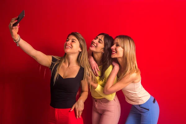Üç kız selfie çekiyor.