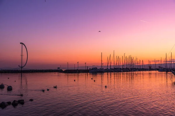 Hafen Mit Hintereinander Liegenden Booten Bei Sonnenuntergang Lausanne Der Schweiz — Stockfoto
