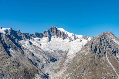 İsviçre 'nin Eggishorn Dağı' ndan Aletsch buzulunun manzarası. Alplerdeki en uzun buzuldur..