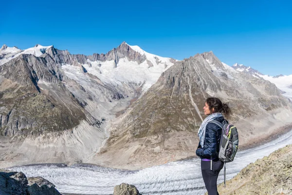 Joven Mujer Caucásica Con Una Mochila Espalda Mirando Monumental Glaciar — Foto de Stock