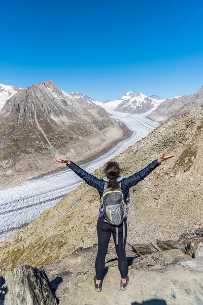 Vista Desde Atrás Una Mujer Con Los Brazos Levantados Mirando — Foto de Stock