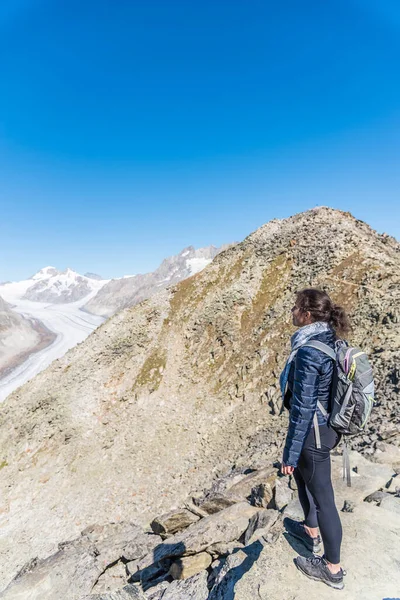 Joven Mujer Caucásica Con Una Mochila Espalda Mirando Monumental Glaciar — Foto de Stock