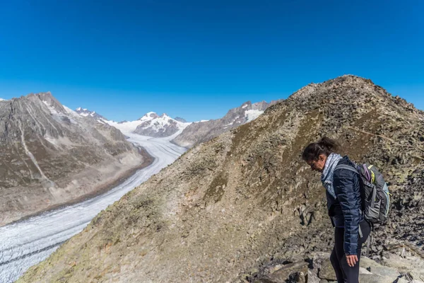 Fiatal Kaukázusi Hátizsákkal Hátán Lenéz Monumentális Aletsch Gleccserre Óriási Jégfolyam — Stock Fotó