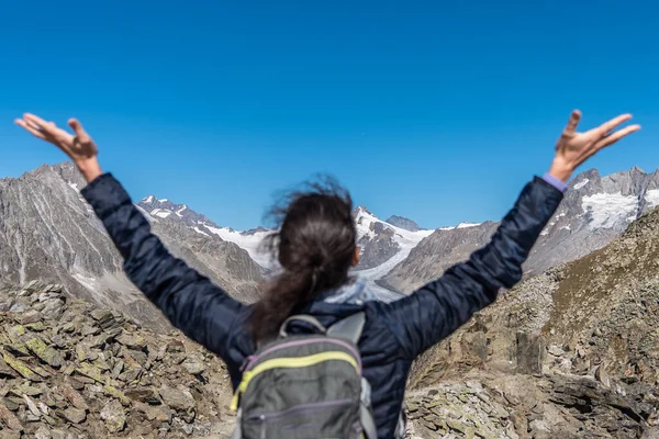 Vista Desde Atrás Una Mujer Con Los Brazos Levantados Mirando — Foto de Stock