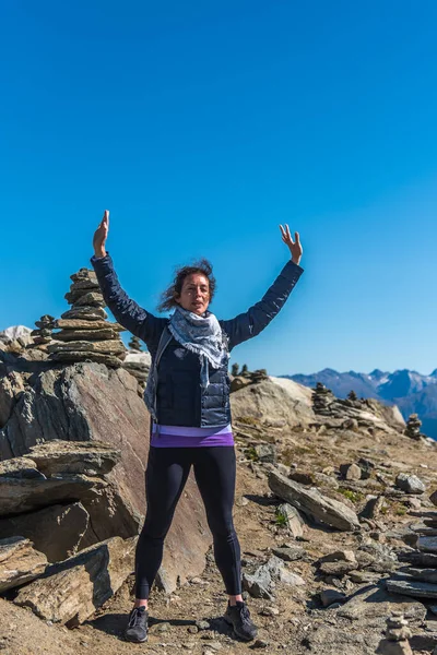 Joven Mujer Blanca Caucásica Con Los Brazos Hacia Cielo Meditando — Foto de Stock