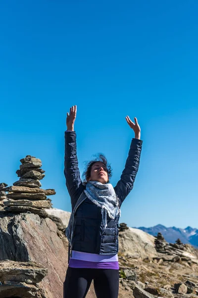 Joven Mujer Blanca Caucásica Con Los Brazos Hacia Cielo Meditando — Foto de Stock