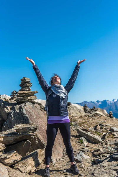 Joven Mujer Blanca Caucásica Con Los Brazos Hacia Cielo Meditando — Foto de Stock