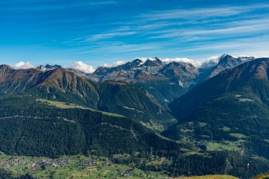 Jungfrau bölgesindeki İsviçre Alpleri 'nin panoramik manzarası. İsviçre.