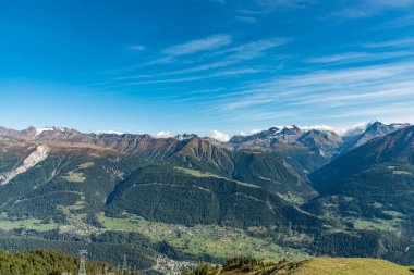Jungfrau bölgesindeki İsviçre Alpleri 'nin panoramik manzarası. İsviçre.