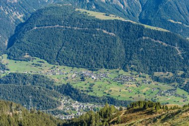 Jungfrau bölgesindeki İsviçre Alpleri 'nin panoramik manzarası. İsviçre.