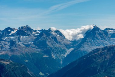 Jungfrau bölgesindeki İsviçre Alpleri 'nin panoramik manzarası. İsviçre.