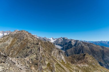 Jungfrau bölgesindeki İsviçre Alpleri 'nin panoramik manzarası. İsviçre.