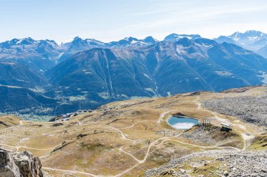 Fallbodensee Gölü ve Jungfrau bölgesindeki İsviçre Alpleri 'nin panoramik manzarası. İsviçre.