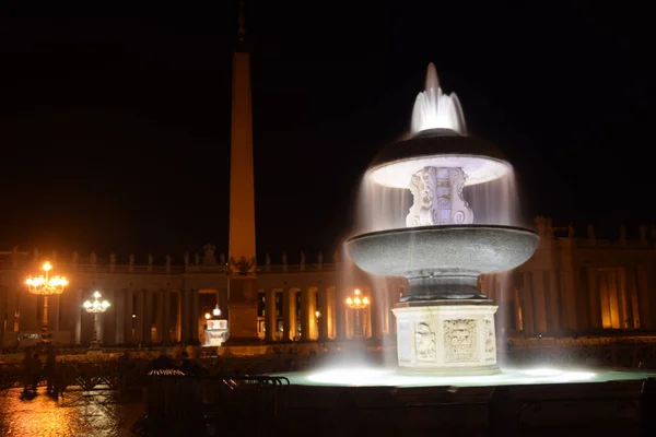 圣彼得广场灯火通明的喷泉的夜景 背景为大教堂 旅行概念 — 图库照片