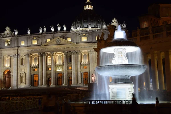 Vista Nocturna Las Fuentes Iluminadas Plaza San Pedro Con Basílica — Foto de Stock