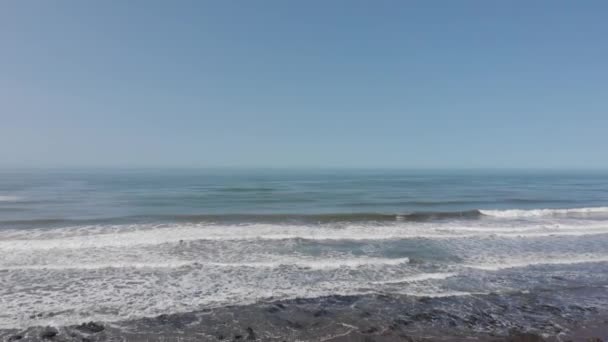 Воздушный Вид Волны Спокойное Море Горизонта Солнечный День Небо Облаков — стоковое видео