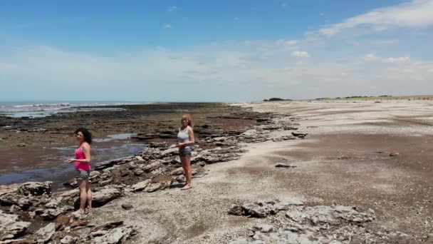 Deux Femmes Sur Côte Mer Observant Les Mouettes Voler Autour — Video