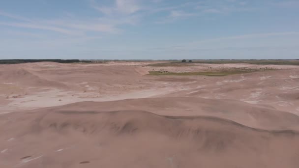 Flygfoto Över Sanddynerna Och Vid Horisonten Utsikt Över Fler Sanddyner — Stockvideo