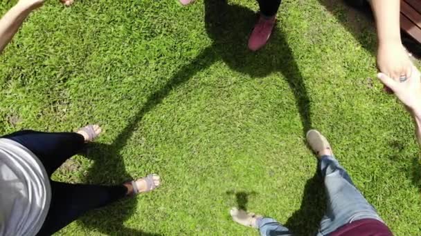Homme Adulte Filmant Une Vue Aérienne Famille Avec Drone Femme — Video