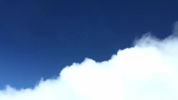 Voler au bord des couches de nuages dans un beau paysage avec un ciel bleu 