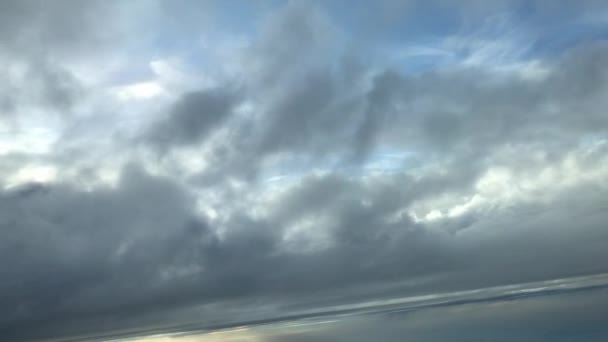 雲の間の飛行中の飛行機の窓からの眺め — ストック動画