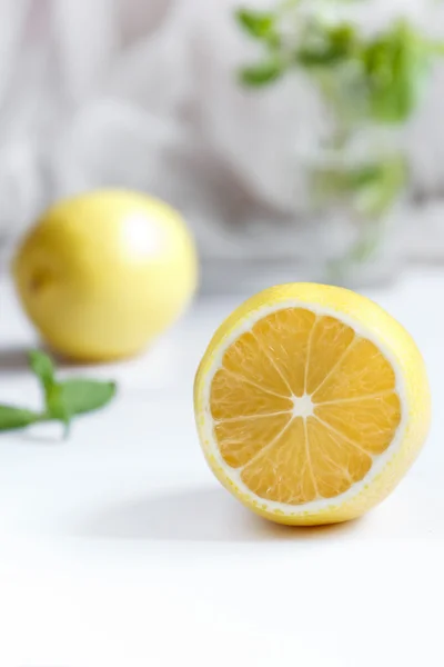 Färsk citron på vit bakgrund — Stockfoto