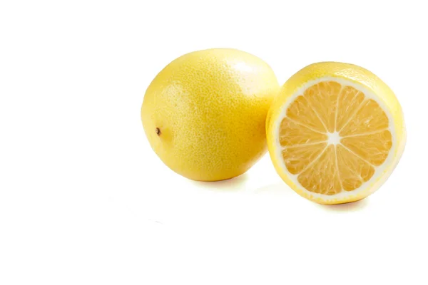 Färsk citron på vit bakgrund — Stockfoto