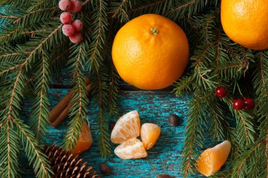 Natürmort çam dalları, mandalina, çam kozalakları, çam fıstığı. 