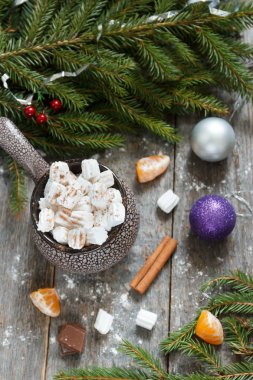 Marshmallow seramik bir tencerede twigs mandarin dilim yedim.. 