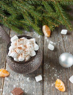 Marshmallow seramik bir tencerede twigs mandarin dilim yedim.. 