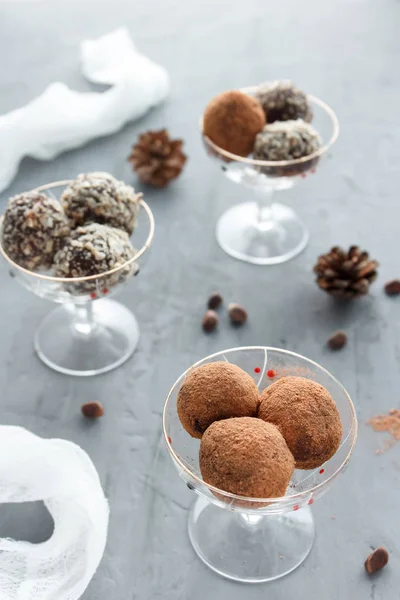 Doces de chocolate em taças de sorvete de vidro, cones, nozes . — Fotografia de Stock