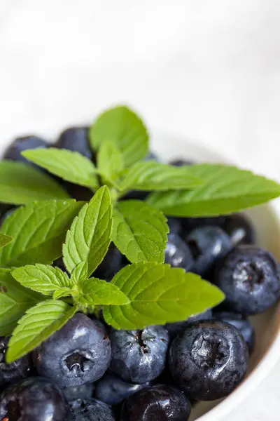 Arándanos, hojas de menta fresca . — Foto de Stock