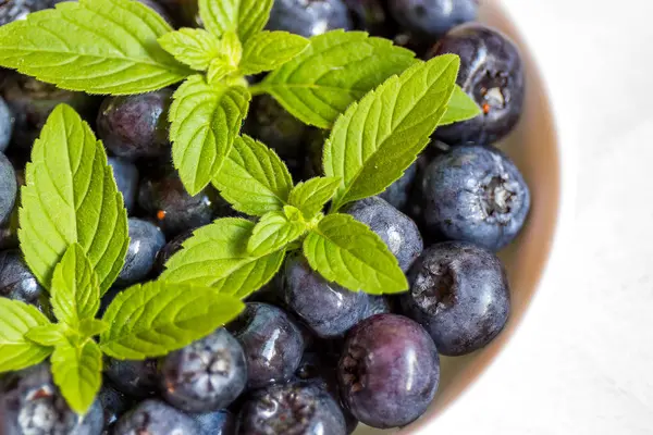 Arándanos, hojas de menta fresca . — Foto de Stock