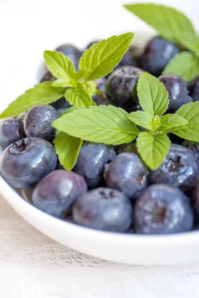 Arándanos, hojas de menta fresca . — Foto de Stock