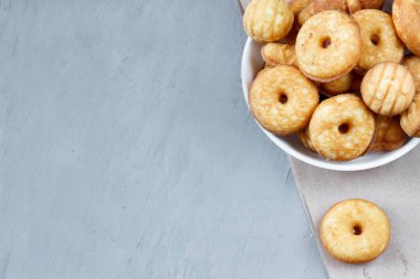 Bisküvi kurabiye plaka üzerinde