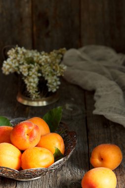 Kayısı plaka, beyaz çiçekler, ahşap arka plan. 