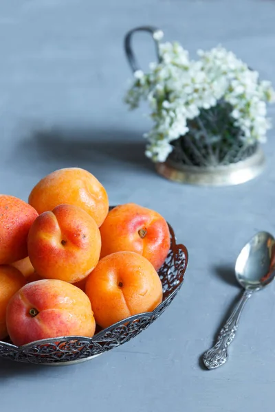 Apricots in a bowl on concrete background. — Stock Photo, Image