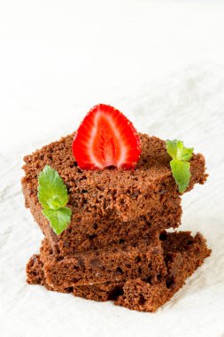 Çilekli ve naneli çikolatalı pasta..