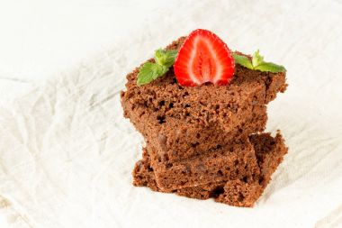 Çilekli ve naneli çikolatalı pasta..