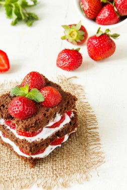 Çilek ve krema ile çikolatalı kek.