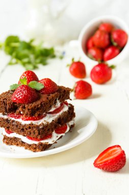 Çilek ve krema ile çikolatalı kek.