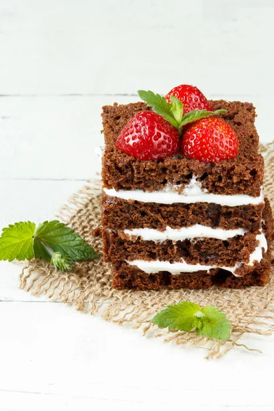 Ciasto czekoladowe z truskawki i śmietana. — Zdjęcie stockowe