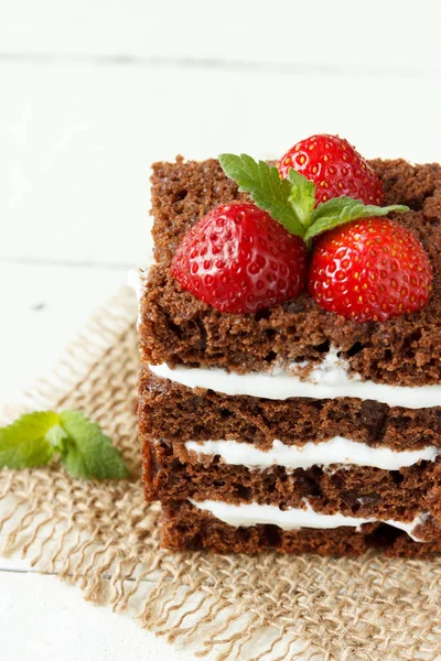 Chokladtårta med jordgubbar och grädde. — Stockfoto