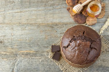 Tahta arka planda çikolatalı pasta. 