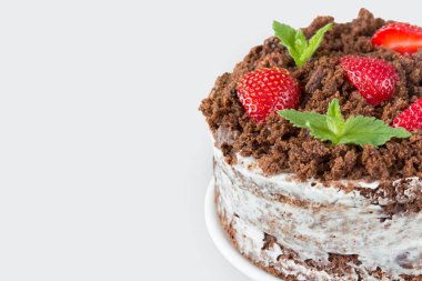 Çilek ve nane, beyaz krema ile çikolatalı kek.