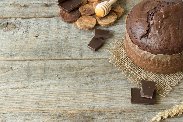 Chocolate cake on wood background. — Stock Photo, Image