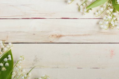 Hafif ahşap arka plan. Çiçek lilyum vadi. Metin için yer.