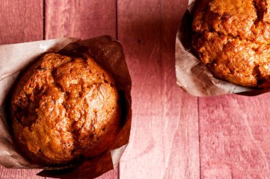 Karanlık gazetede çikolatalı kek.