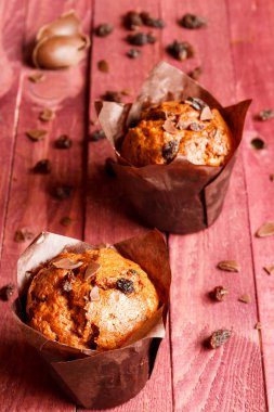 Karanlık gazetede çikolatalı kek.