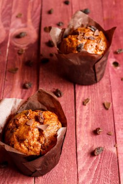 Karanlık gazetede çikolatalı kek.